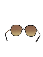 Cargar imagen en el visor de la galería, Lentes de Sol para Mujer Guess, Armazón Negro con Lentes Ámbar Gradiente GU7844 - 01F