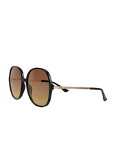 Cargar imagen en el visor de la galería, Lentes de Sol para Mujer Guess, Armazón Negro con Lentes Ámbar Gradiente GU7844 - 01F